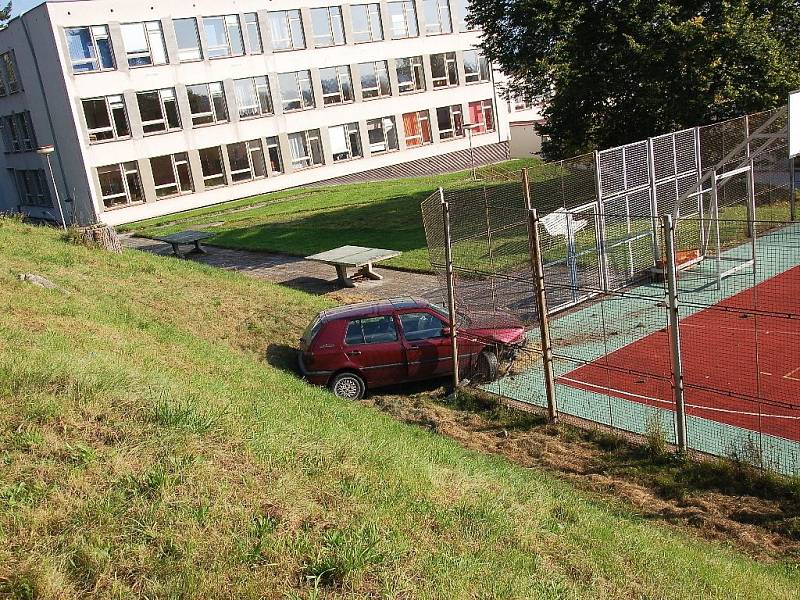 Zdevastovaný plot a rozbité školní hřiště. Tak dopadla divoká jízda dvacetiletého řidiče v Chebu.