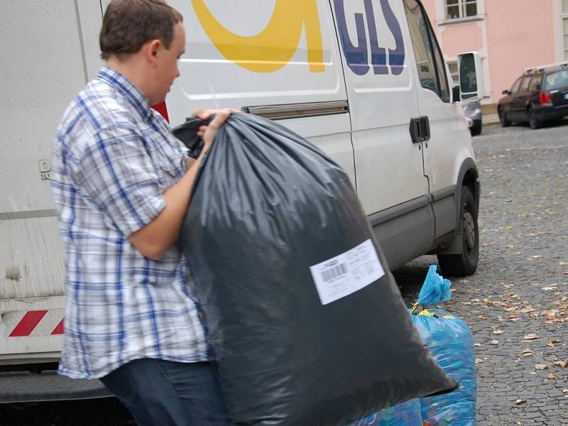 Celkem dvanáct pytlů s plastovými víčky putovalo do Kopřivnice u Ostravy z Chebského deníku. 