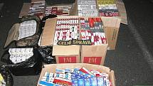 Na příhraniční tržnice se opět zaměřili nejen chebští celníci. Opět objevili pirátské CD a DVD, zboží podezřelé z padělků, neznačené cigarety, lihoviny a tentokrát i marihuanu.