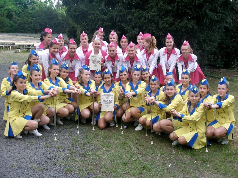 MAJÍ TITUL! Děvčata Motýlci I v kategorii Juniorky starší vybojovala  v Žatci zlato a titul Mistr Oblasti 2008. 