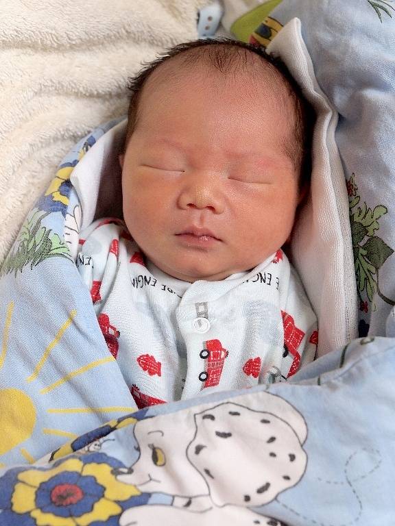 HOANG HAI LE BUI přišel na svět v pátek 20. prosince v 9.25 hodin. Při narození vážil 3 350 gramů a měřil 51 centimetrů. Z malého chlapečka se raduje doma v Chebu bráška Tony spolu s maminkou Hau.