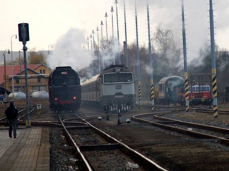 Neobvyklý pohled se naskytl cestujícím na Dolním nádraží v Karlových Varech. S mimořádným výletním vlakem z německých Drážďan sem zavítala parní lokomotiva řady 475