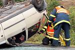 Na složky záchranného systému z obou stran hranice čekal nelehký úkol. Autobus v příkopě byl plný naříkajících lidí, osobní auto se čtyřmi cestujícími na střeše a z automobilové cisterny unikala kyselina. 