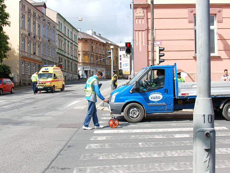 POLICISTÉ ZJIŠŤOVALI, jak se stala nehoda na křižovatce chebských ulic Valdštejnova a Evropská vloni v červenci.