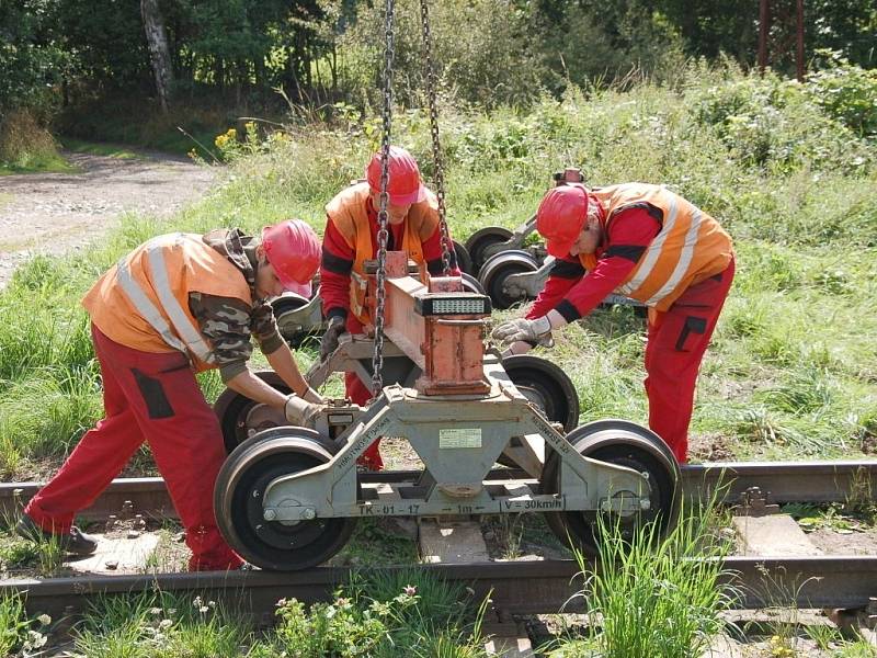 PRÁCE NA POSLEDNÍ ČÁSTI třetího tranzitního koridoru na trati Cheb Cheb státní hranice jsou v plném proudu. Stavebníci právě nyní připravují okolí kolem trati pro novou etapu. 