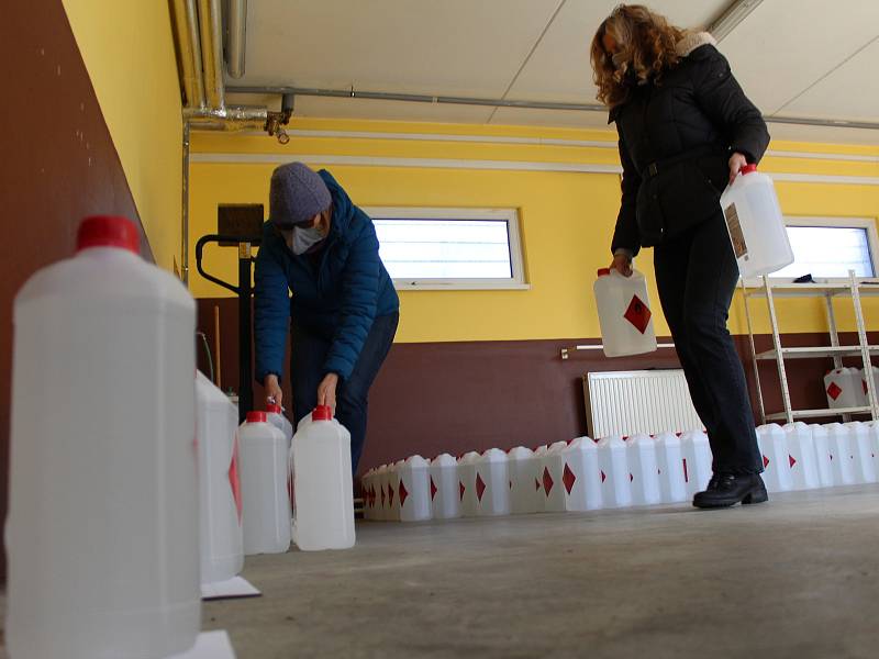 Zdravotnický materiál pro složky IZS, lékaře a nemocnice dorazil v noci z pátku na sobotu a následně ze soboty na neděli do skladu na krajském úřadě v Karlových Varech.