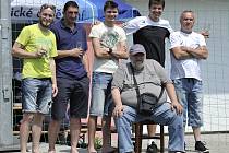 Otec myšlenky uspořádat vzpomínkové setkání Miroslav Švarc (na židli) se svými fotbalovými kamarády.