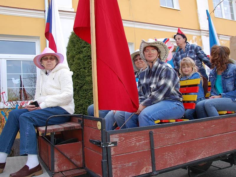 Budovatelské písně znějící z rozhlasu a v průvodu stovky lidí. Tak vypadal v pořadí již třetí ročník oslavy Prvního máje v Novém Kostele na Chebsku.