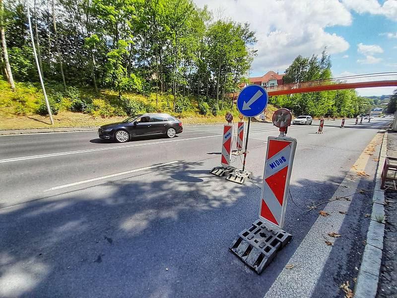 Řidiči se budou muset 30. července obrnit trpělivostí. Dojde totiž k uzavírce ulice Ašská. Automobily tam neprojedou od 6 do 18 hodin. Úsek bude zcela uzavřený. Důvodem je snesení tělesa staré lávky, která dosloužila a musí být nahrazena novou.