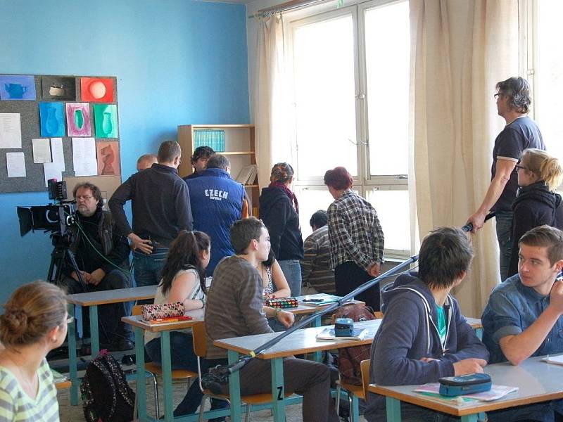 Ojedinělou příležitost zahrát si v novém českém seriálu s pracovním názvem Stopy života dostali studenti Gymnázia a střední odborné školy Aš.