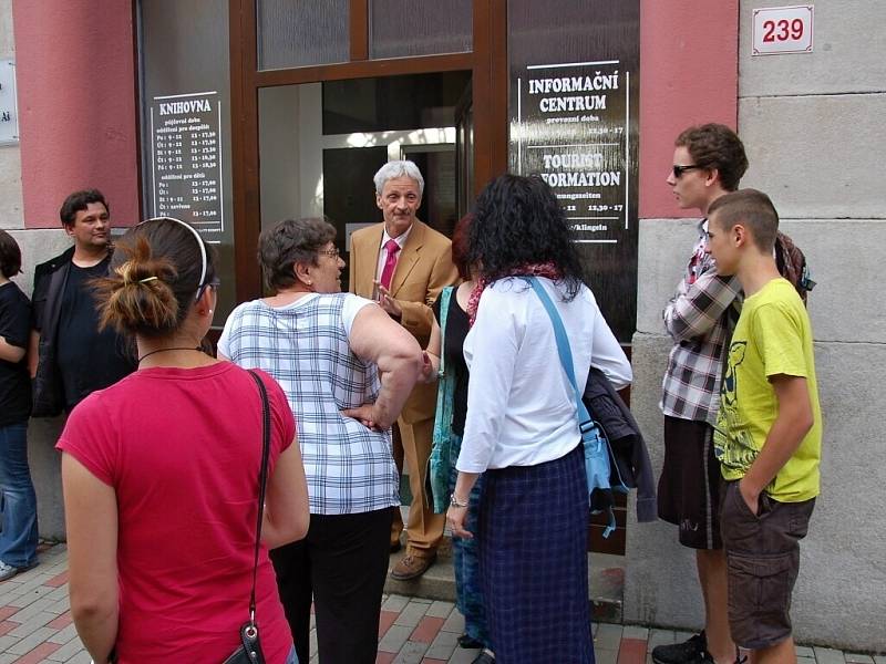 Na protestní akci proti zrušení ašského gymnázia před knihovnu v Aši dorazilo několik desítek lidí. 