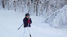 NOVĚ ZPROVOZNĚNÝ VLEK V AŠI a upravená třetí sjezdovka přilákaly o víkendu mnoho lyžařů a snowbordistů. Na svah pro náročnější lyžaře dorazilo i mnoho dětí. Sportovci si užívali i jízdu na dalších sjezdovkách. 