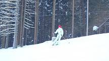 NOVĚ ZPROVOZNĚNÝ VLEK V AŠI a upravená třetí sjezdovka přilákaly o víkendu mnoho lyžařů a snowbordistů. Na svah pro náročnější lyžaře dorazilo i mnoho dětí. Sportovci si užívali i jízdu na dalších sjezdovkách. 