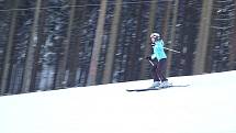 NOVĚ ZPROVOZNĚNÝ VLEK V AŠI a upravená třetí sjezdovka přilákaly o víkendu mnoho lyžařů a snowbordistů. Na svah pro náročnější lyžaře dorazilo i mnoho dětí. Sportovci si užívali i jízdu na dalších sjezdovkách. 