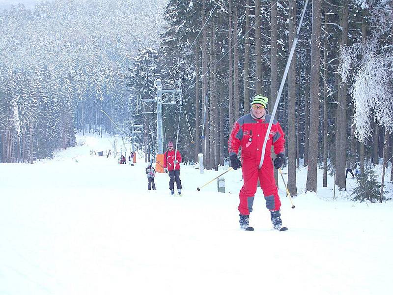 NOVĚ ZPROVOZNĚNÝ VLEK V AŠI a upravená třetí sjezdovka přilákaly o víkendu mnoho lyžařů a snowbordistů. Na svah pro náročnější lyžaře dorazilo i mnoho dětí. Sportovci si užívali i jízdu na dalších sjezdovkách. 