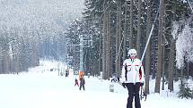 NOVĚ ZPROVOZNĚNÝ VLEK V AŠI a upravená třetí sjezdovka přilákaly o víkendu mnoho lyžařů a snowbordistů. Na svah pro náročnější lyžaře dorazilo i mnoho dětí. Sportovci si užívali i jízdu na dalších sjezdovkách. 