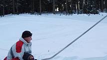 NOVĚ ZPROVOZNĚNÝ VLEK V AŠI a upravená třetí sjezdovka přilákaly o víkendu mnoho lyžařů a snowbordistů. Na svah pro náročnější lyžaře dorazilo i mnoho dětí. Sportovci si užívali i jízdu na dalších sjezdovkách. 