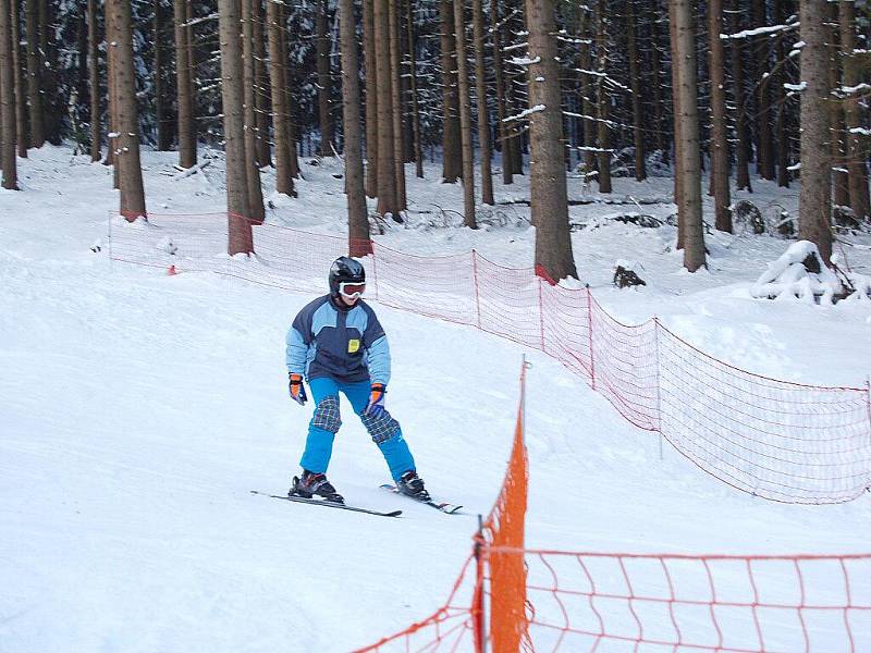 NOVĚ ZPROVOZNĚNÝ VLEK V AŠI a upravená třetí sjezdovka přilákaly o víkendu mnoho lyžařů a snowbordistů. Na svah pro náročnější lyžaře dorazilo i mnoho dětí. Sportovci si užívali i jízdu na dalších sjezdovkách. 