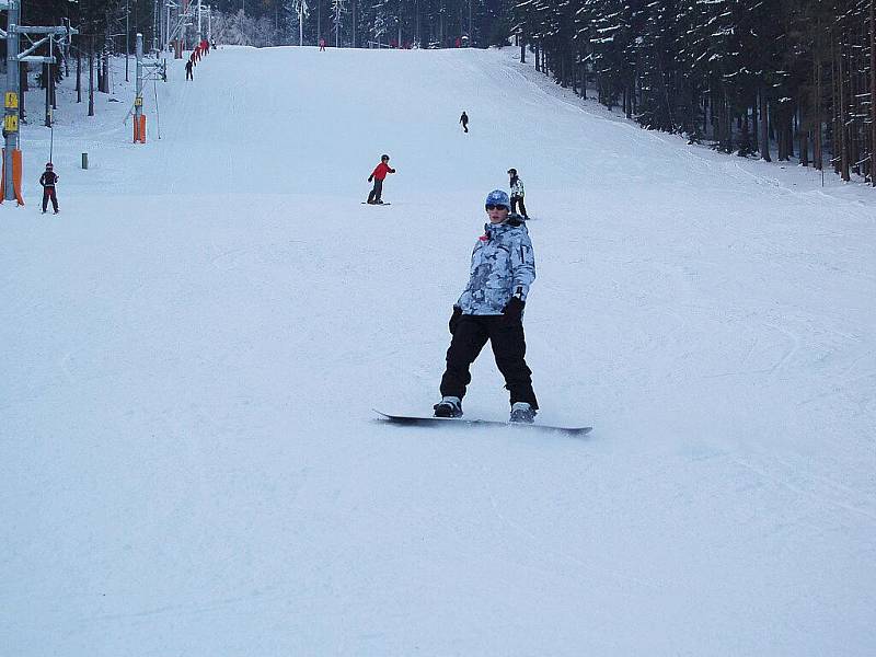 NOVĚ ZPROVOZNĚNÝ VLEK V AŠI a upravená třetí sjezdovka přilákaly o víkendu mnoho lyžařů a snowbordistů. Na svah pro náročnější lyžaře dorazilo i mnoho dětí. Sportovci si užívali i jízdu na dalších sjezdovkách. 