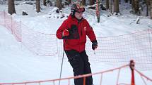 NOVĚ ZPROVOZNĚNÝ VLEK V AŠI a upravená třetí sjezdovka přilákaly o víkendu mnoho lyžařů a snowbordistů. Na svah pro náročnější lyžaře dorazilo i mnoho dětí. Sportovci si užívali i jízdu na dalších sjezdovkách. 