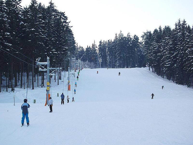 NOVĚ ZPROVOZNĚNÝ VLEK V AŠI a upravená třetí sjezdovka přilákaly o víkendu mnoho lyžařů a snowbordistů. Na svah pro náročnější lyžaře dorazilo i mnoho dětí. Sportovci si užívali i jízdu na dalších sjezdovkách. 