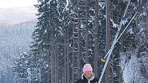 NOVĚ ZPROVOZNĚNÝ VLEK V AŠI a upravená třetí sjezdovka přilákaly o víkendu mnoho lyžařů a snowbordistů. Na svah pro náročnější lyžaře dorazilo i mnoho dětí. Sportovci si užívali i jízdu na dalších sjezdovkách. 