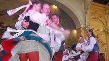 MARIÁNKY PATŘILY FOLKLORU. Mezinárodní folklorní festival Mariánský podzim se tradičně uskutečnil v Mariánských Lázních. Kromě vystoupení na kolonádě nebo v anglikánském kostele měli místní i hosté možnost spatřit krásu lidových krojů při průvodu městem. 