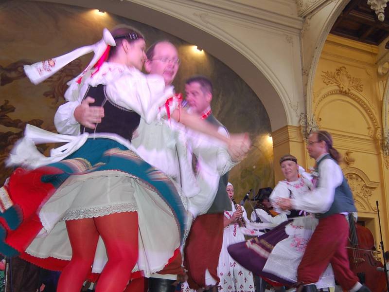 MARIÁNKY PATŘILY FOLKLORU. Mezinárodní folklorní festival Mariánský podzim se tradičně uskutečnil v Mariánských Lázních. Kromě vystoupení na kolonádě nebo v anglikánském kostele měli místní i hosté možnost spatřit krásu lidových krojů při průvodu městem. 