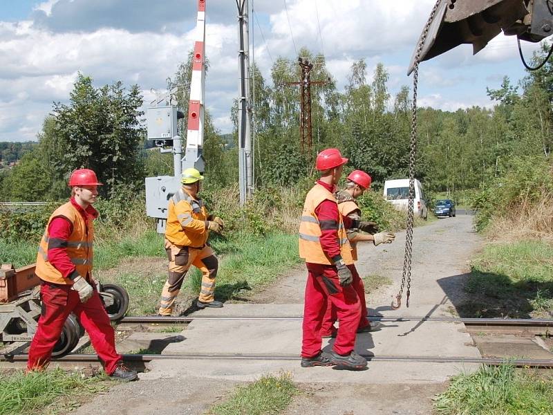 PRÁCE NA POSLEDNÍ ČÁSTI třetího tranzitního koridoru na trati Cheb Cheb státní hranice jsou v plném proudu. Stavebníci právě nyní připravují okolí kolem trati pro novou etapu. 