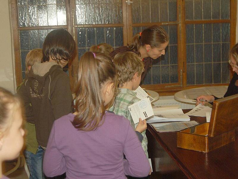 VYZKOUŠET SI AUKCI jako dospělí mohli žáci z Chebska. Při dražbě obrazů, pohlednic a známek v chebské Galerii výtvarného umění v Chebu soupeřili jako dospělí.   