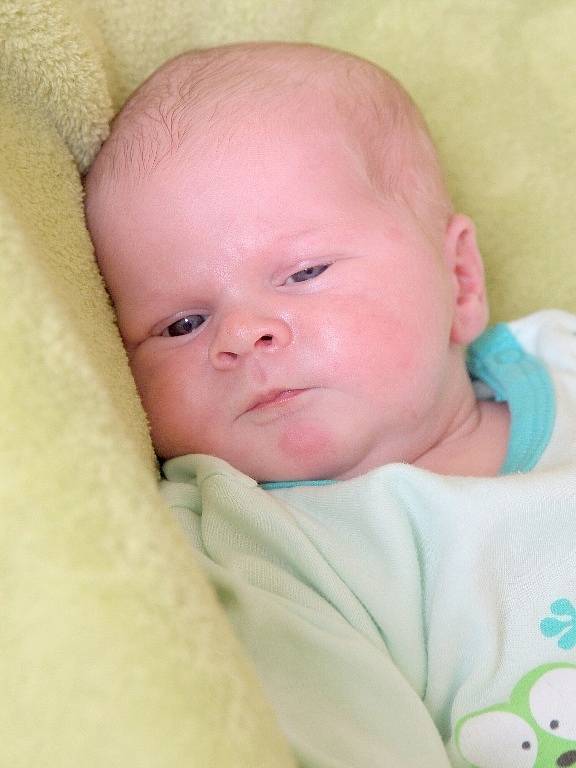 DANIEL TREŠKA si poprvé prohlédl svět v pondělí 13. května ve 23.49 hodin. Při narození vážil 4 650 gramů a měřil 55 centimetrů. Maminka Edina a tatínek René se těší z malého Danielka doma v Chebu.