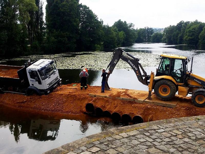 Spadne, nebo nespadne? Tuto otázku si položili mnozí z těch, kteří včera procházeli po mostě pod chebským sídlištěm Zlatý vrch.