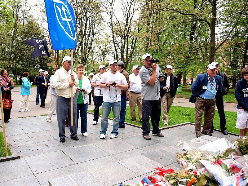 Robert Crooker, Fremont Gruss, Richard Pieper, Harry Gilbert, Robert Evans a Clifton Howard. Těchto šest amerických veteránů 97. pěší divize navštívilo Cheb. Do města, které před pětašedesáti lety osvobodili, se přijeli podívat po pěti letech. 