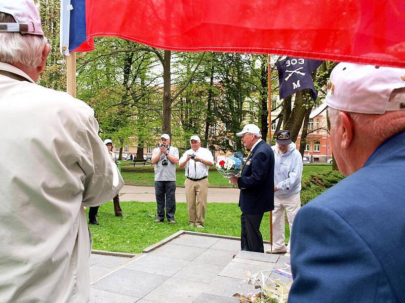 Robert Crooker, Fremont Gruss, Richard Pieper, Harry Gilbert, Robert Evans a Clifton Howard. Těchto šest amerických veteránů 97. pěší divize navštívilo Cheb. Do města, které před pětašedesáti lety osvobodili, se přijeli podívat po pěti letech. 