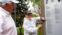 Robert Crooker, Fremont Gruss, Richard Pieper, Harry Gilbert, Robert Evans a Clifton Howard. Těchto šest amerických veteránů 97. pěší divize navštívilo Cheb. Do města, které před pětašedesáti lety osvobodili, se přijeli podívat po pěti letech. 