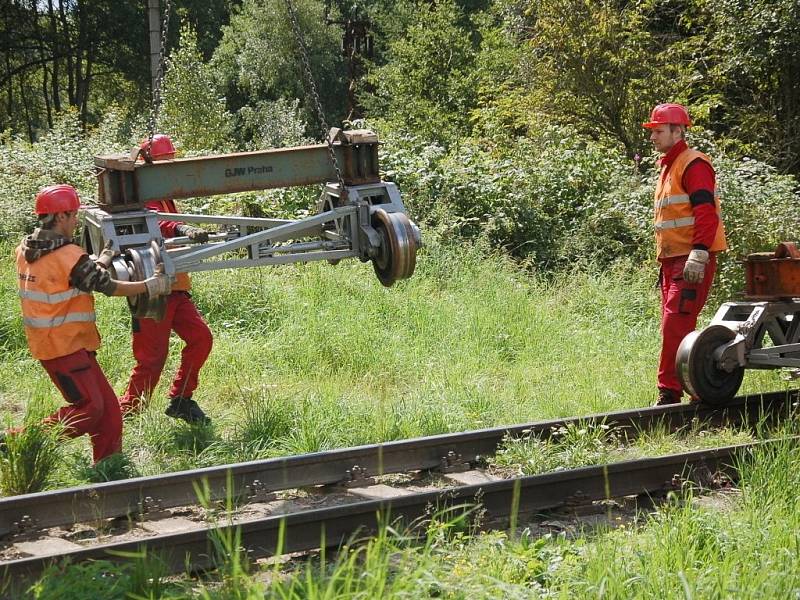 PRÁCE NA POSLEDNÍ ČÁSTI třetího tranzitního koridoru na trati Cheb Cheb státní hranice jsou v plném proudu. Stavebníci právě nyní připravují okolí kolem trati pro novou etapu. 