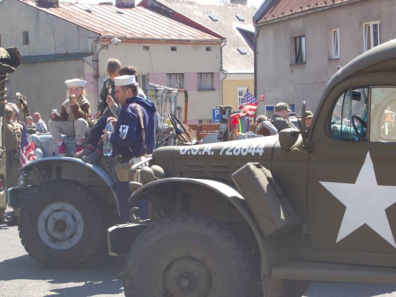 OSLAVY OSVOBOZENÍ. V rámci oslav 71. výročí osvobození přijel do Teplé a pak do dalších míst military convoy.