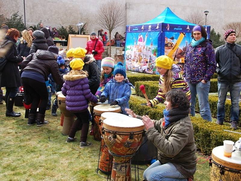 Velký dětský festival Vítání jara přilákal rodiny s dětmi do chebské Klášterní zahrady. 