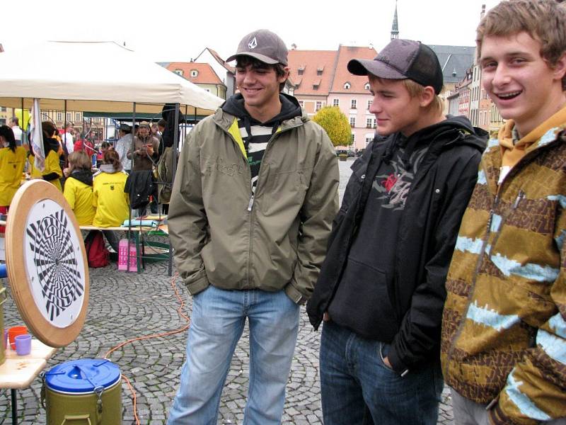 Studenti chebského gymnázia předváděli před radnicí nejrůznější pokusy z oblasti fyziky. Na jejich happeningovou akci Věda před radnicí  se přišla podívat řada Chebanů