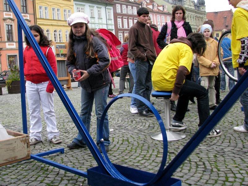 Studenti chebského gymnázia předváděli před radnicí nejrůznější pokusy z oblasti fyziky. Na jejich happeningovou akci Věda před radnicí  se přišla podívat řada Chebanů