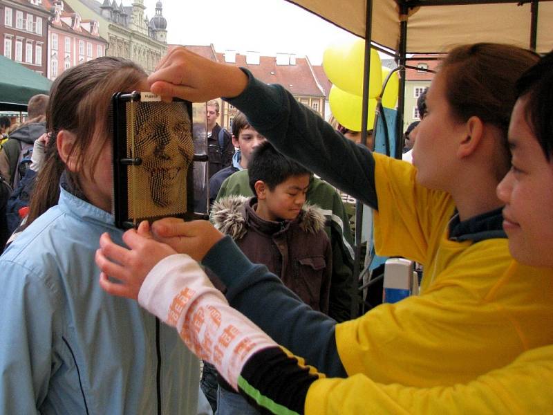 Studenti chebského gymnázia předváděli před radnicí nejrůznější pokusy z oblasti fyziky. Na jejich happeningovou akci Věda před radnicí  se přišla podívat řada Chebanů