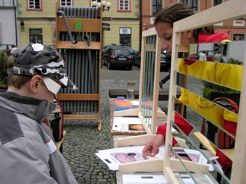 Studenti chebského gymnázia předváděli před radnicí nejrůznější pokusy z oblasti fyziky. Na jejich happeningovou akci Věda před radnicí  se přišla podívat řada Chebanů