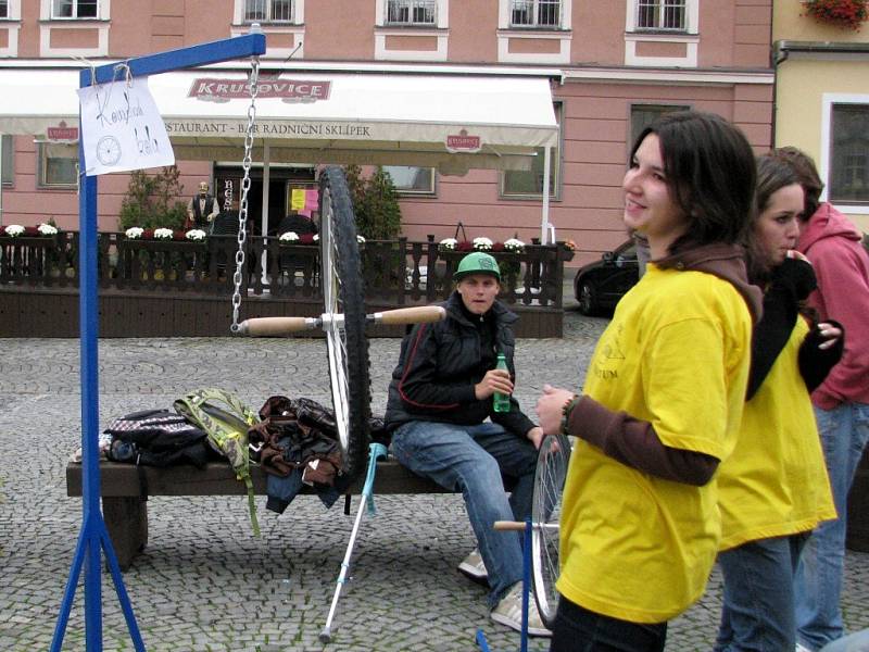 Studenti chebského gymnázia předváděli před radnicí nejrůznější pokusy z oblasti fyziky. Na jejich happeningovou akci Věda před radnicí  se přišla podívat řada Chebanů