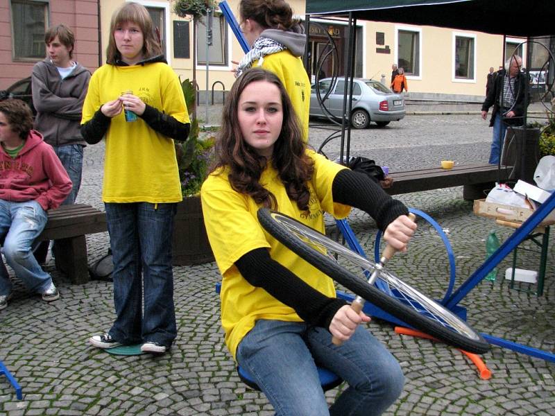 Studenti chebského gymnázia předváděli před radnicí nejrůznější pokusy z oblasti fyziky. Na jejich happeningovou akci Věda před radnicí  se přišla podívat řada Chebanů