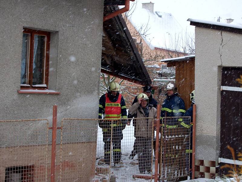 Výbuch plynu zničil rodinný domek fe Františkových Lázních. Podle statika bude nutné jej strhnout