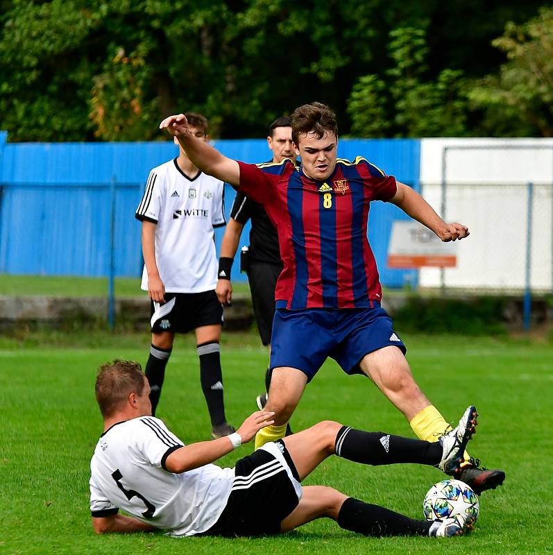 Jedenáct branek obdržel novorolský FK v rámci derby na půdě nejdeckého FK (v bílém), čímž si připsal na účet pátou podzimní porážku.