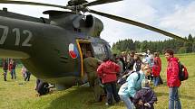 Několik stovek lidí a dětí se přijelo pobavit do obce Krásné u Mariánských Lázní. Konala se zde oslava Dne dětí. Děti si zde zaskákaly na nafukovací klouzačce, a také si mohly prohlédnout vojenský vrtulník.