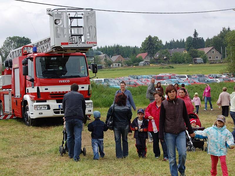 Několik stovek lidí a dětí se přijelo pobavit do obce Krásné u Mariánských Lázní. Konala se zde oslava Dne dětí. Děti si zde zaskákaly na nafukovací klouzačce, a také si mohly prohlédnout vojenský vrtulník.