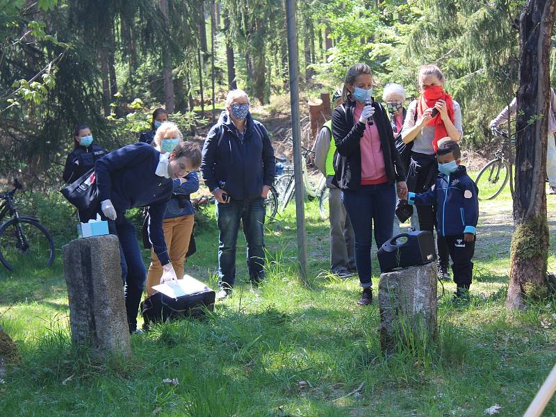 Zhruba stovka lidí dorazila na česko-německé hranice mezi Libou a Selbem. Protestovali proti dlouhodobému uzavření hranic, které podle iniciátorů už postrádá smysl.