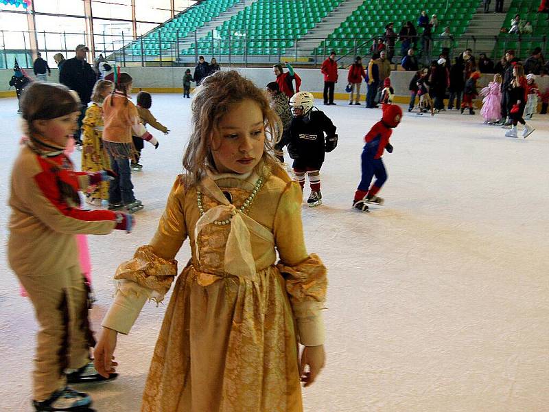Maškarní na ledě, pod záštitou rádia Egrensis na chebském zimním stadionu, si nenechalo ujít několik děsítek dětí.